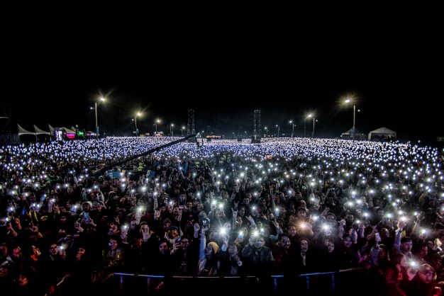 Miles de personas en el cierre de Rock al Parque con luces ensendidas