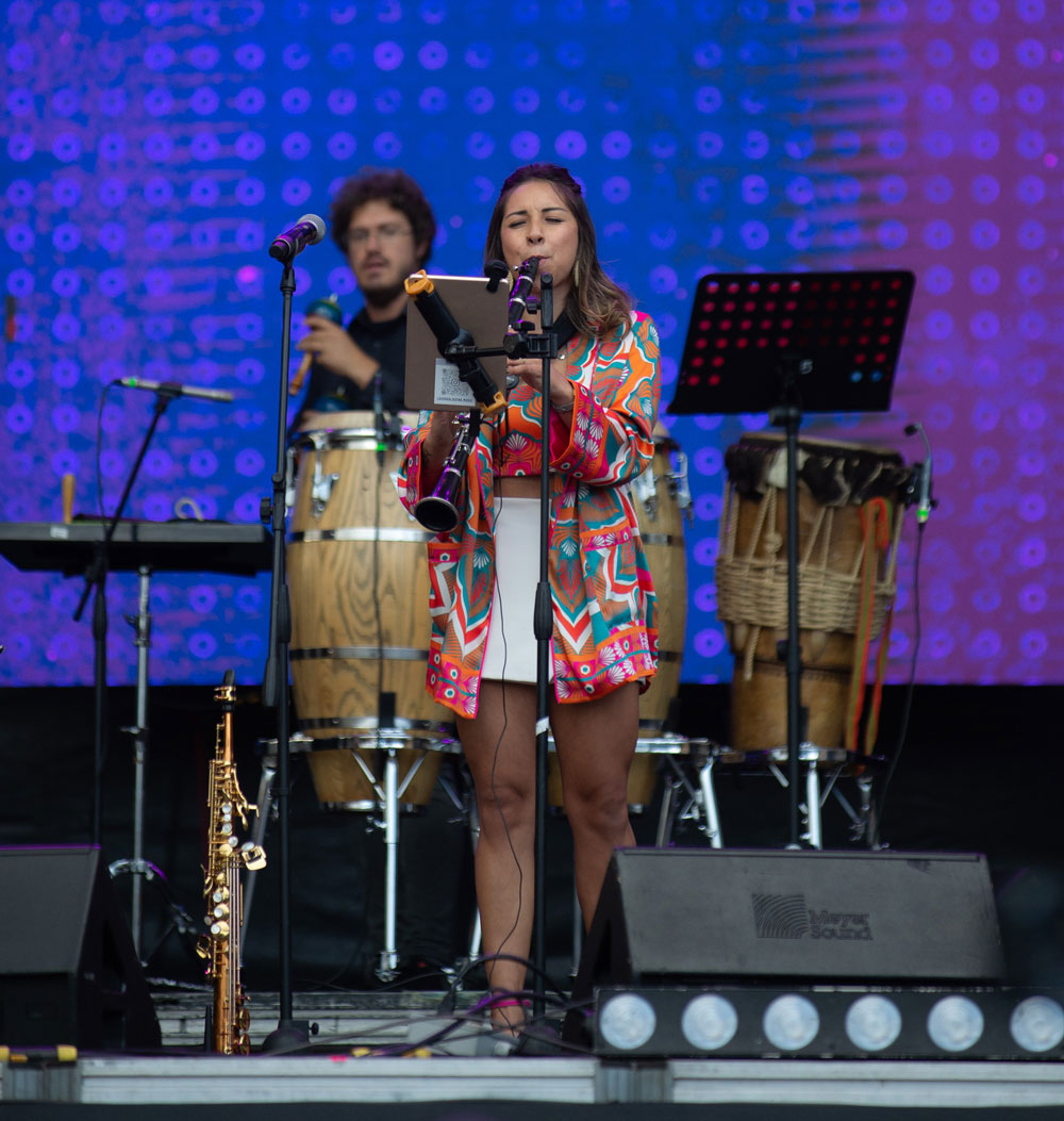 Saxofonista Laura Valbuena en el escenario de Jazz al Parque