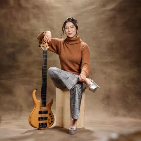 Fotografía de Esther Rojas sentada con una guitarra en la mano