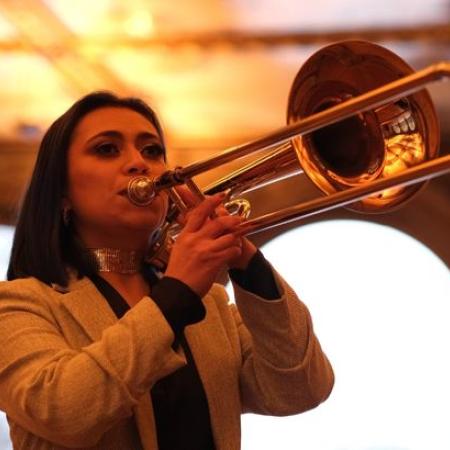Fotografía de Johanna Beltrán tocando instrumento