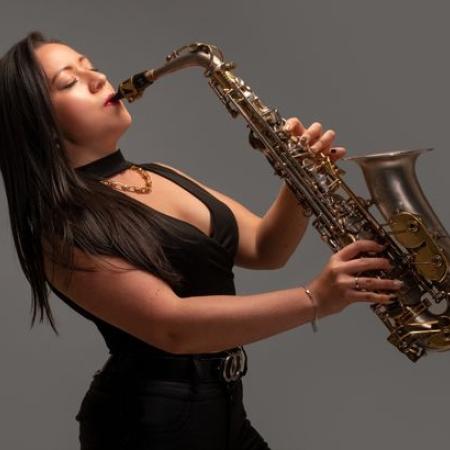 Fotografía de Lina Rocío Niño Romero tocando Saxofón alto