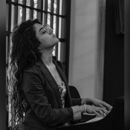 Fotografía de Natalia Ximena Mendoza Gantiva tocando piano